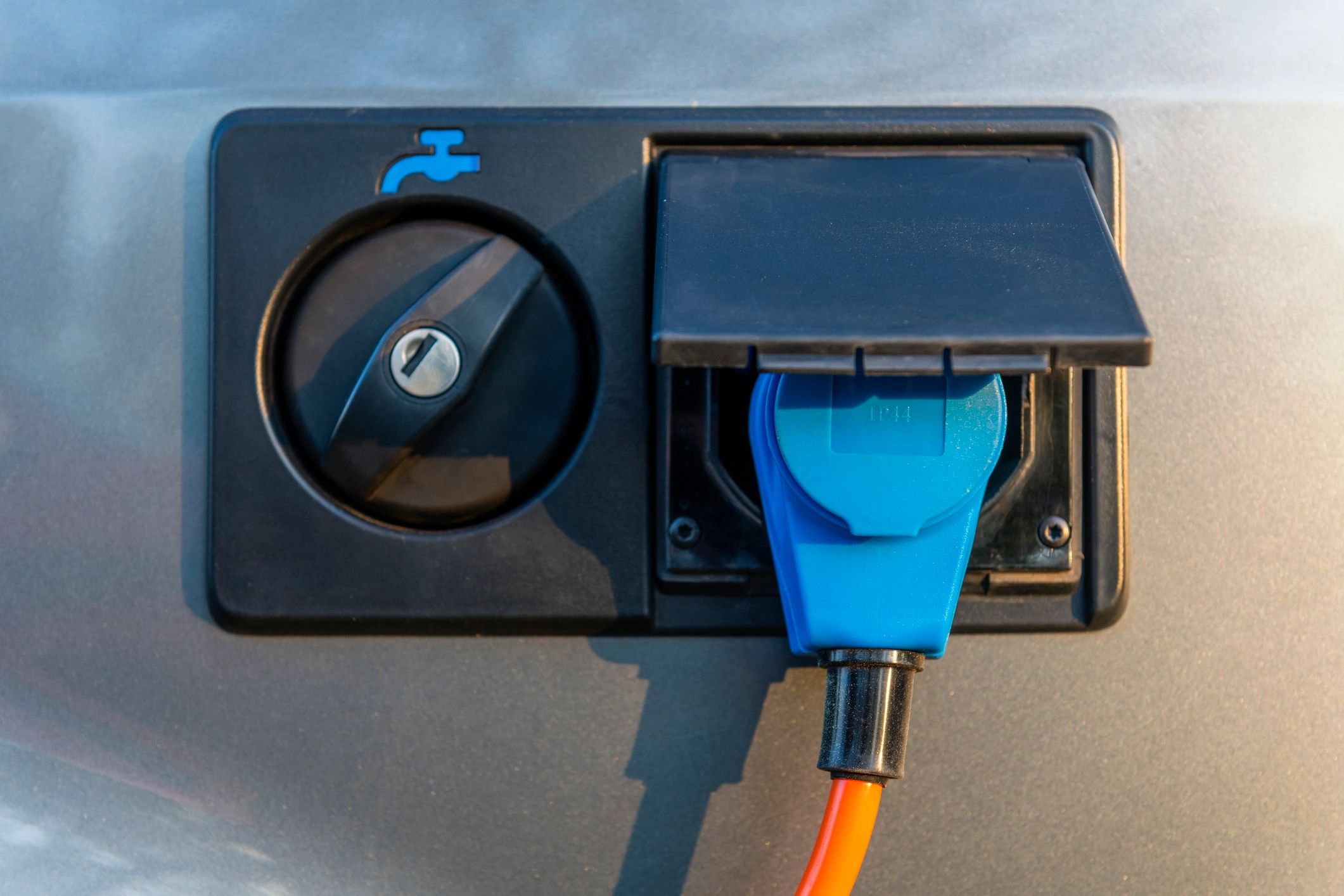 Electric hookup connection for campsite power